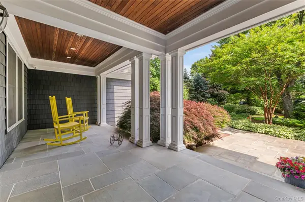 40 Coves RUN, Syosset, NY 11791