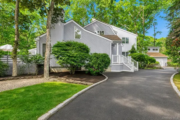 2 Strathmore CT, Remsenburg, NY 11960