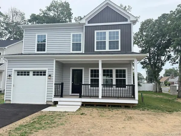 12 Gail Grace CT, Copiague, NY 11726