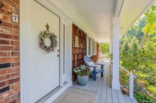 7 Cedarwood CT, Setauket, NY 11733