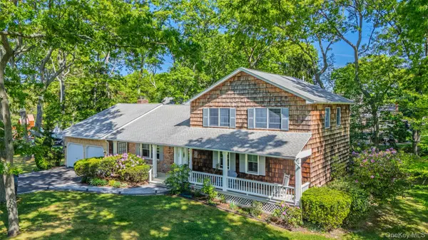 7 Cedarwood CT, Setauket, NY 11733