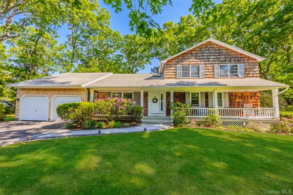 7 Cedarwood CT, Setauket, NY 11733