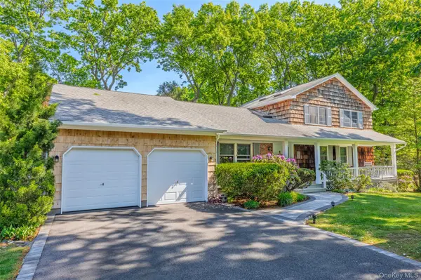 7 Cedarwood CT, Setauket, NY 11733