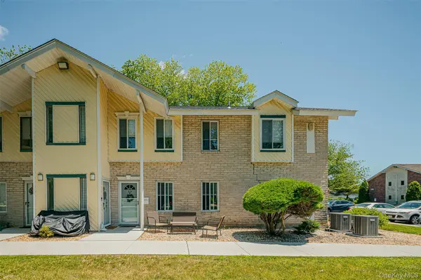 49 Navajo CT #49, Coram, NY 11727