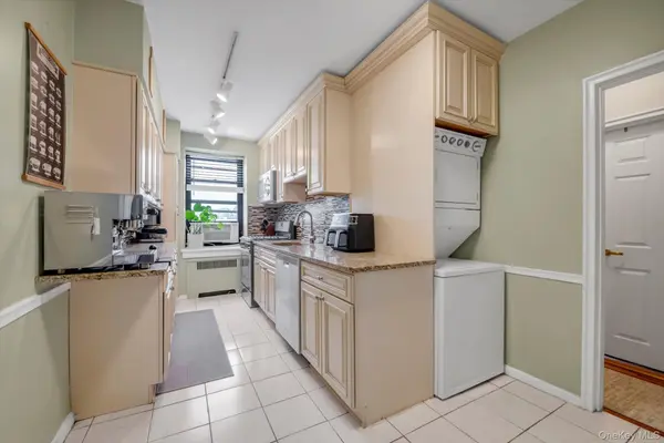 1 Town House PL #2E, Great Neck, NY 11021
