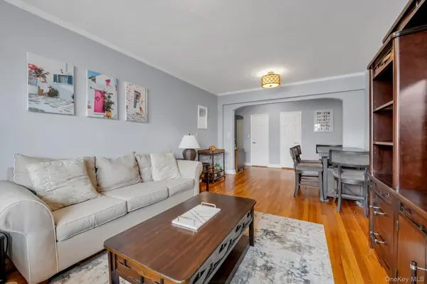 1 Town House PL #2E, Great Neck, NY 11021