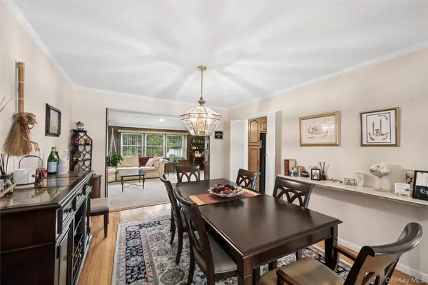 952 Roxbury DR, Westbury, NY 11590