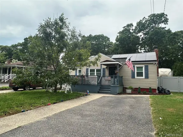 30 Robinwood ST, Mastic, NY 11950