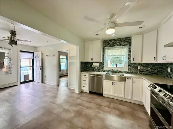 30 Robinwood ST, Mastic, NY 11950
