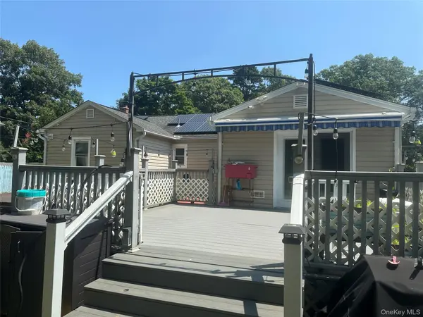 30 Robinwood ST, Mastic, NY 11950