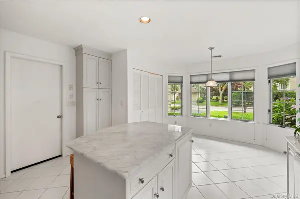 34 Cedar Ridge LN, Bay Shore, NY 11706