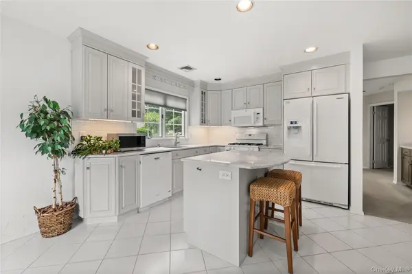 34 Cedar Ridge LN, Bay Shore, NY 11706