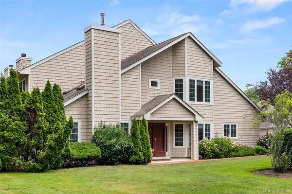 34 Cedar Ridge LN, Bay Shore, NY 11706