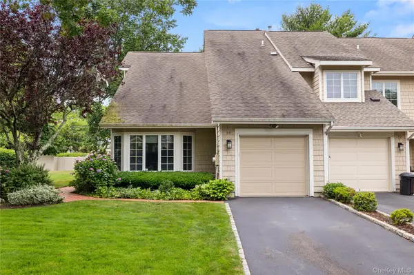 34 Cedar Ridge LN, Bay Shore, NY 11706