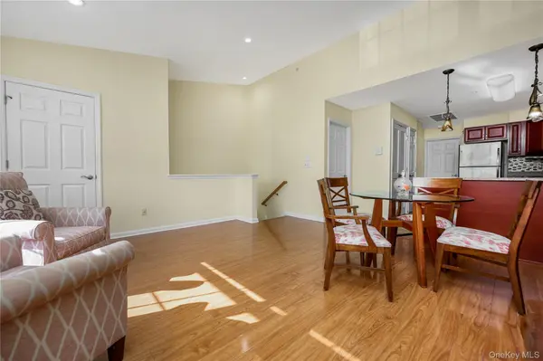212 Willow LN, Valley Stream, NY 11580