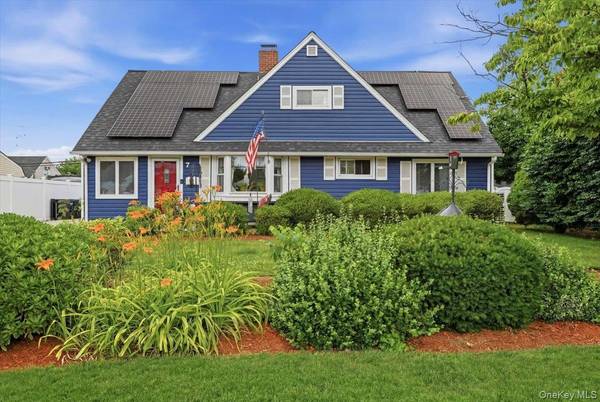 7 Disc LN, Wantagh, NY 11793