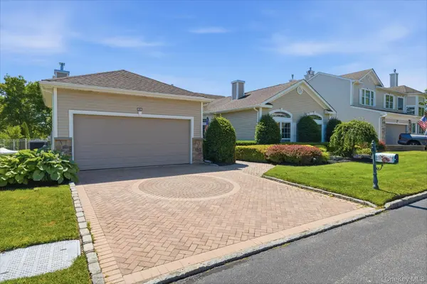 95 Hamlet DR, Mount Sinai, NY 11766
