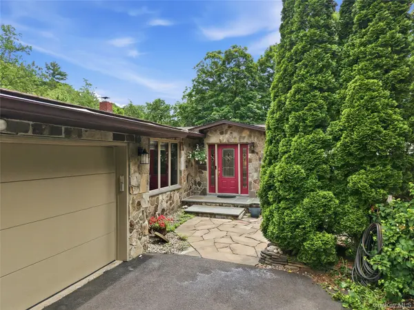 39 Loughran LN, Highland, NY 12528
