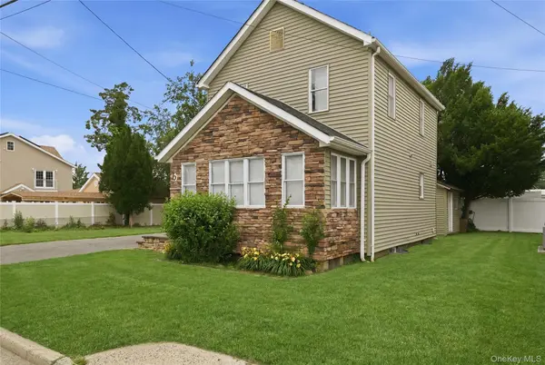 6 Prospect ST, Hicksville, NY 11801