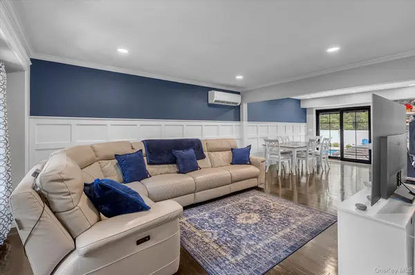 31 Apple LN, Commack, NY 11725