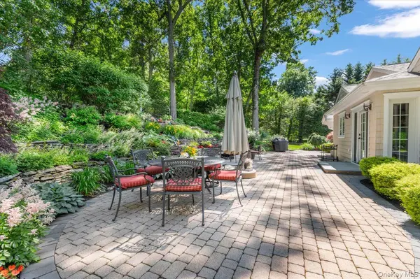 10 Serene CT, Dix Hills, NY 11746