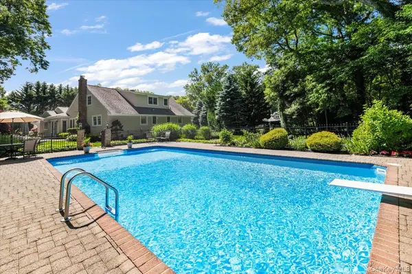 10 Serene CT, Dix Hills, NY 11746