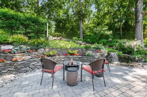 10 Serene CT, Dix Hills, NY 11746