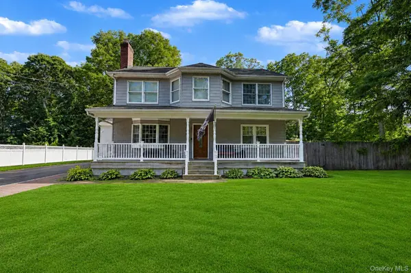 20 Richmond BLVD, Lake Grove, NY 11755