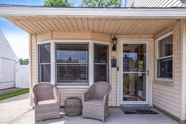 36 Sunrise LN, Levittown, NY 11756