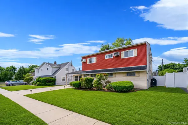 36 Sunrise LN, Levittown, NY 11756