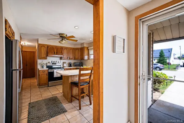 36 Sunrise LN, Levittown, NY 11756