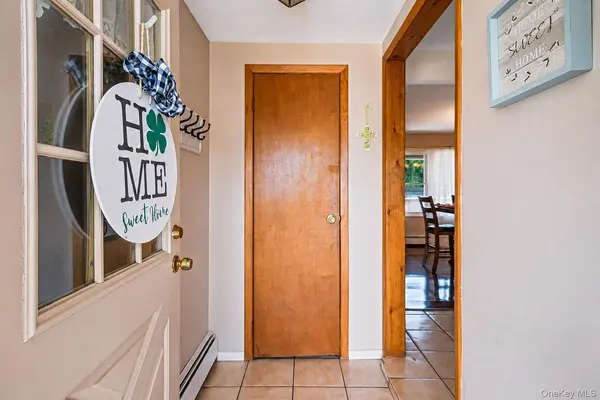 36 Sunrise LN, Levittown, NY 11756
