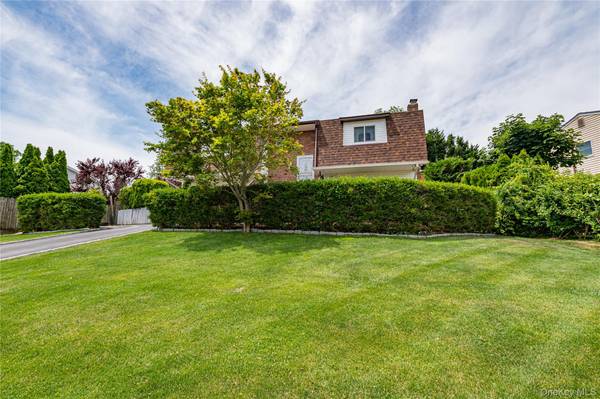 4 Bowman LN, Kings Park, NY 11754
