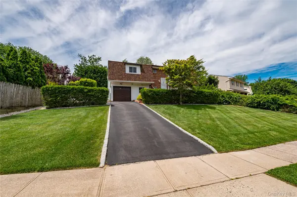 4 Bowman LN, Kings Park, NY 11754