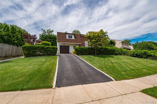 4 Bowman LN, Kings Park, NY 11754