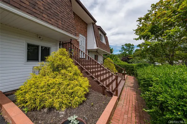 4 Bowman LN, Kings Park, NY 11754