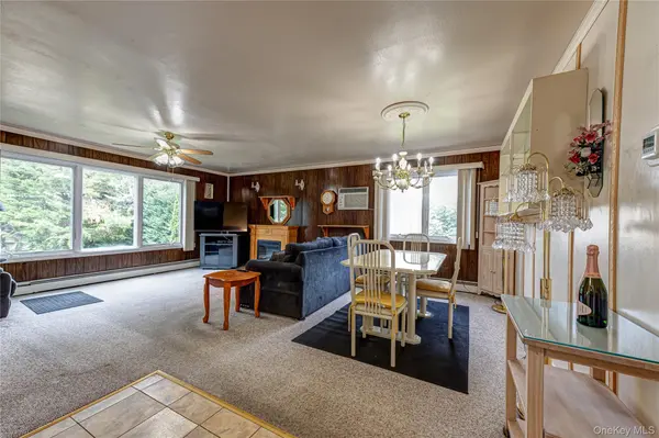 4 Bowman LN, Kings Park, NY 11754