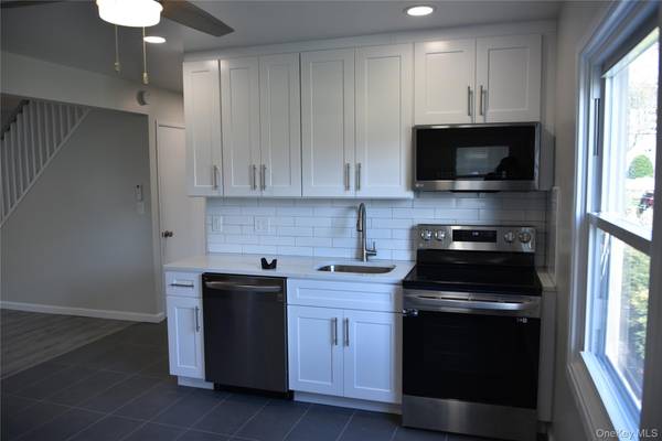 55 Acre LN, Hicksville, NY 11801