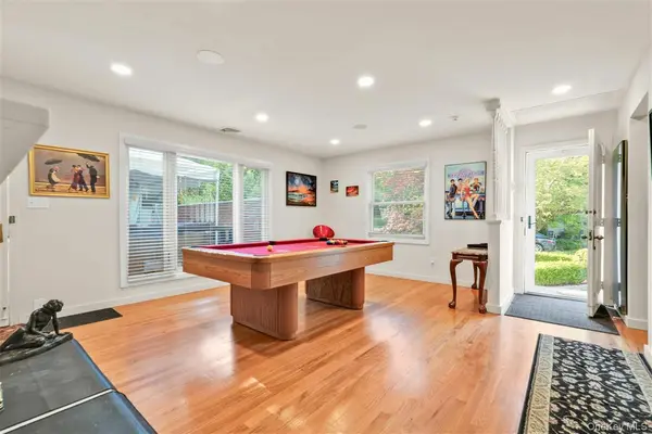105 Park LN, Douglaston, NY 11363
