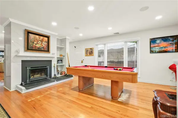 105 Park LN, Douglaston, NY 11363