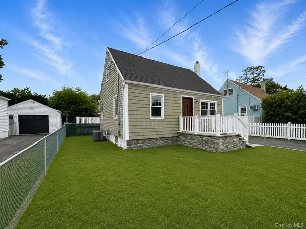 541 N Indiana AVE, Lindenhurst, NY 11757