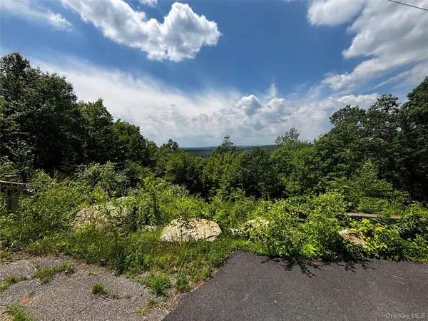 560 Oscawana Lake RD, Putnam Valley, NY 10579