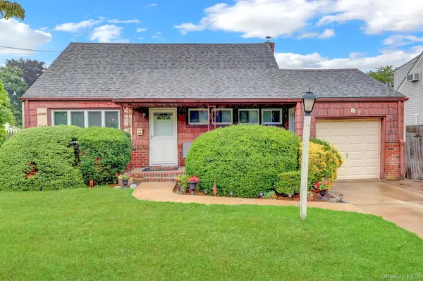 69 Greenwood DR, North Babylon, NY 11703