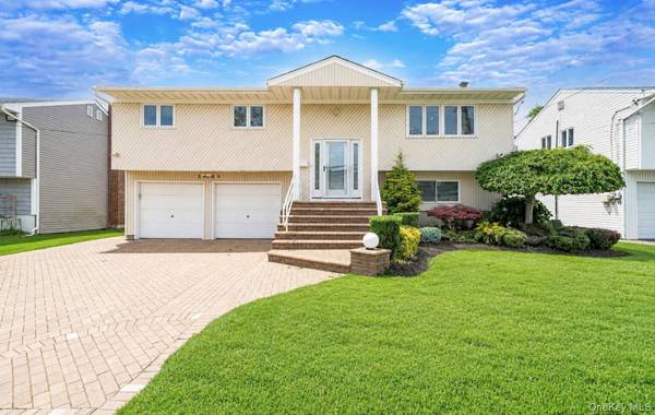 3824 Illona LN, Oceanside, NY 11572