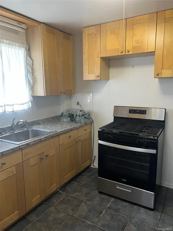 27 Wellington PL, Amityville, NY 11701