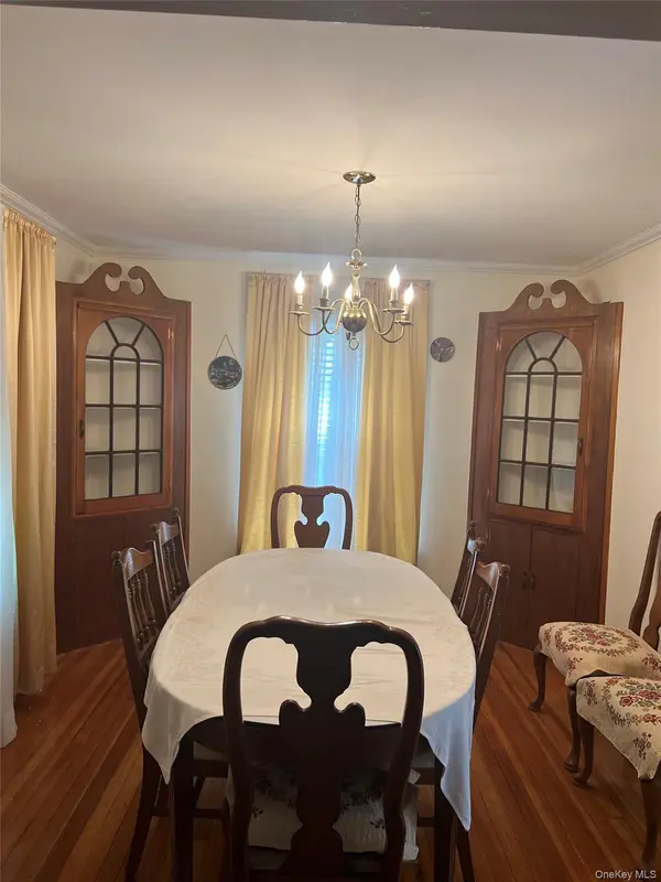 27 Wellington PL, Amityville, NY 11701