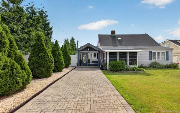 5 Long LN, Levittown, NY 11756