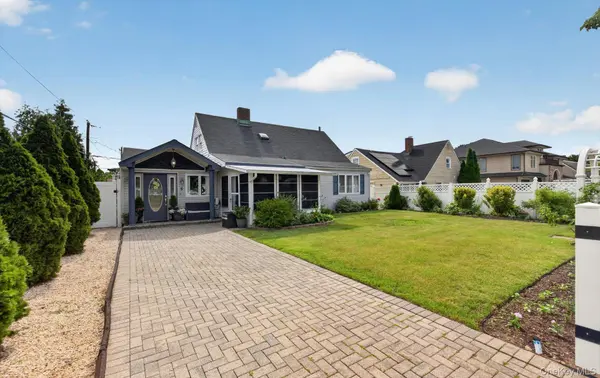 5 Long LN, Levittown, NY 11756
