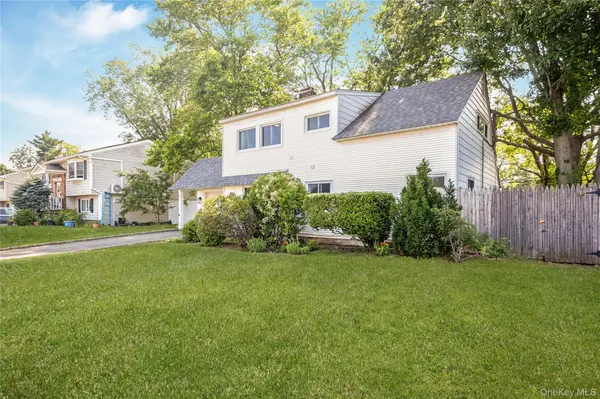 201 Cypress LN, Westbury, NY 11590