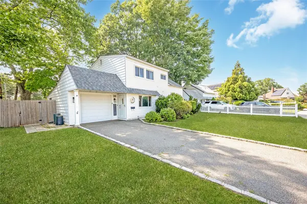 201 Cypress LN, Westbury, NY 11590